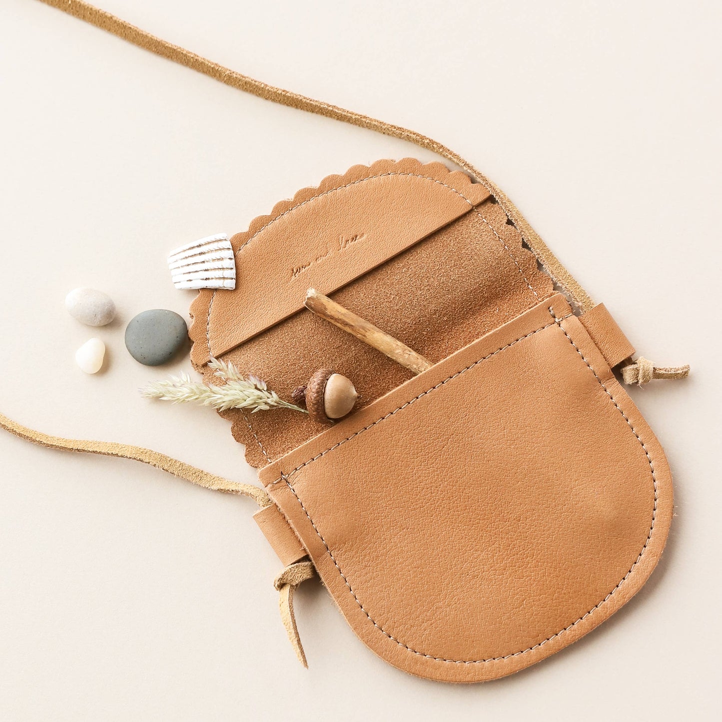 Little Girl Scalloped Leather Purse in Caramel