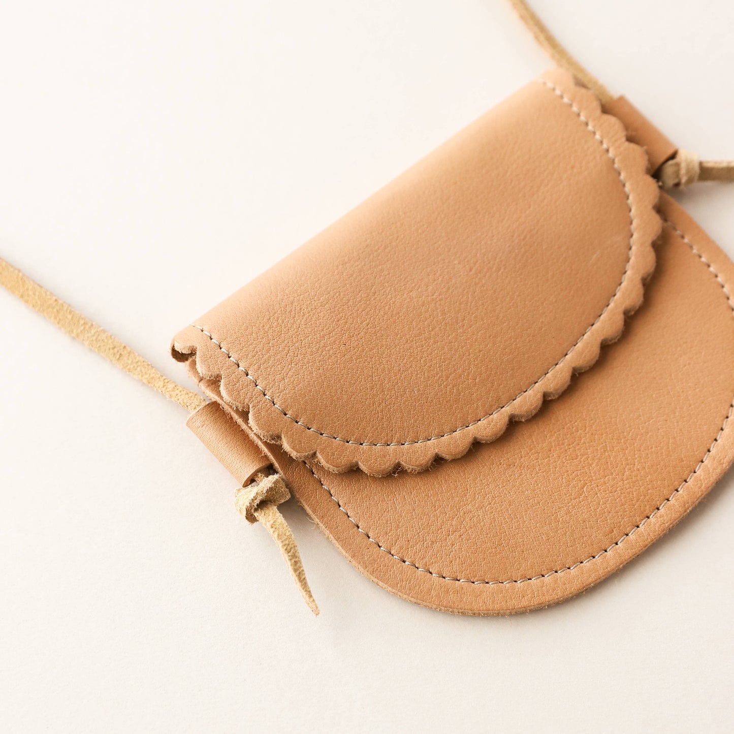 Little Girl Scalloped Leather Purse in Caramel