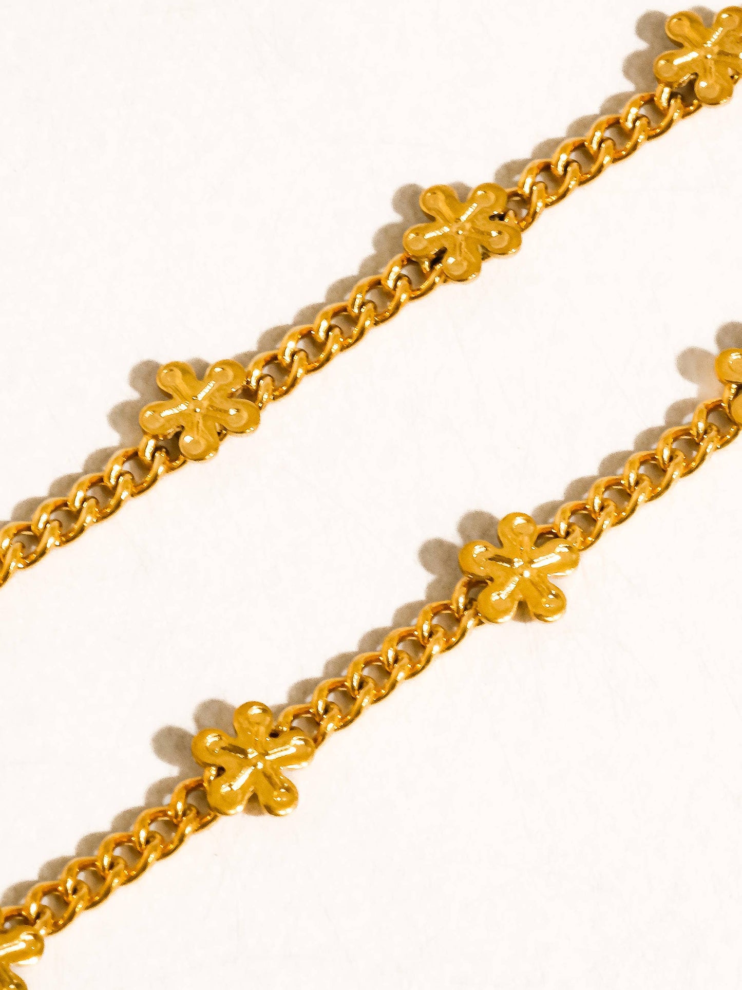 Haisley 18K Gold Non-Tarnish Dainty Flower Chain Necklace