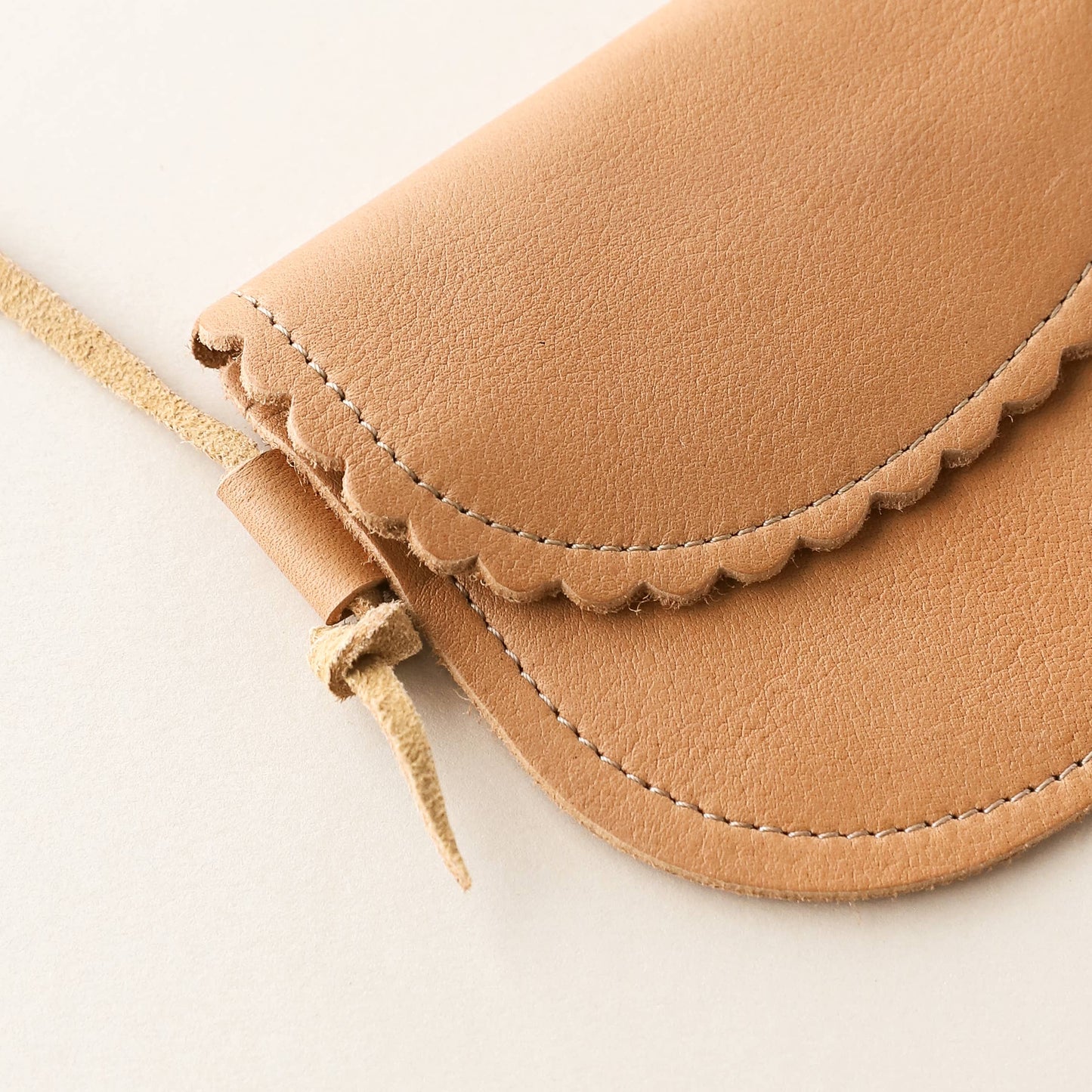 Little Girl Scalloped Leather Purse in Caramel